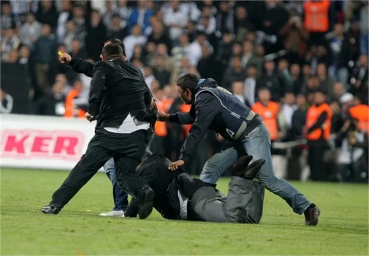 Beşiktaş-Galatasaray maçında olaylar çıktı.