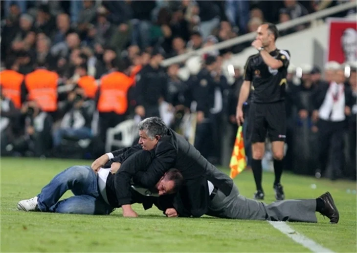 Beşiktaş-Galatasaray maçında olaylar çıktı.