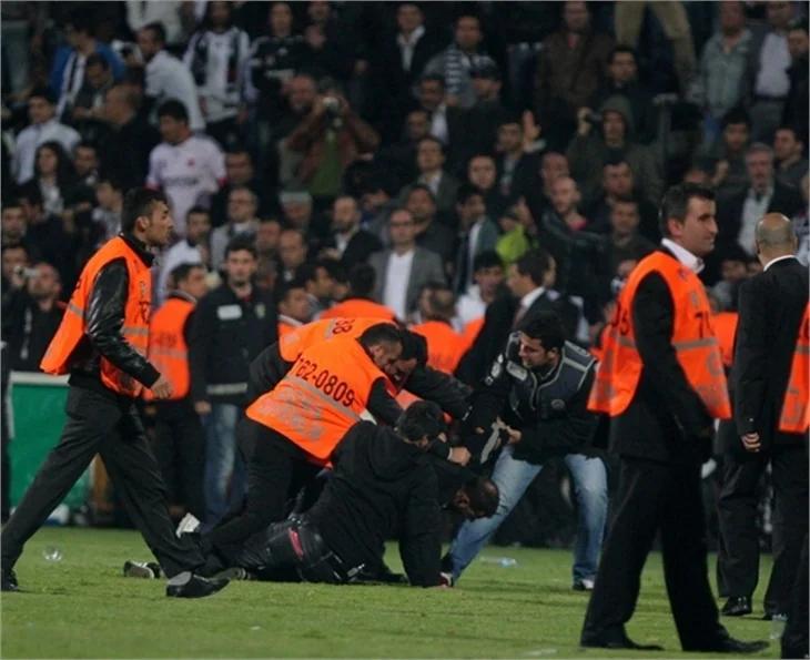 Beşiktaş-Galatasaray maçında olaylar çıktı.