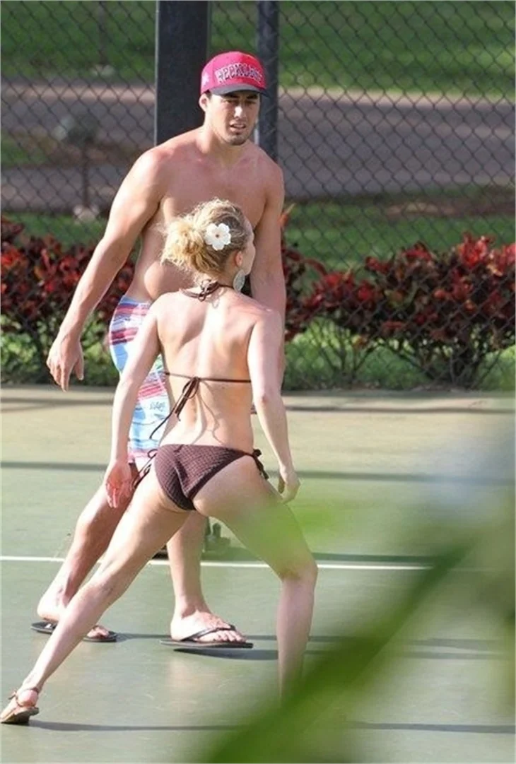 Aktrist Hayden Panettiere, bikiniyle tenis oynadı!