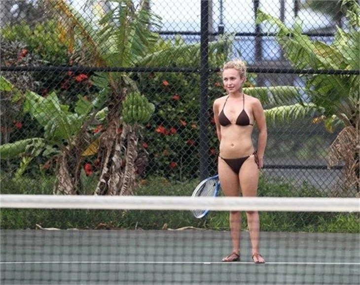 Aktrist Hayden Panettiere, bikiniyle tenis oynadı!