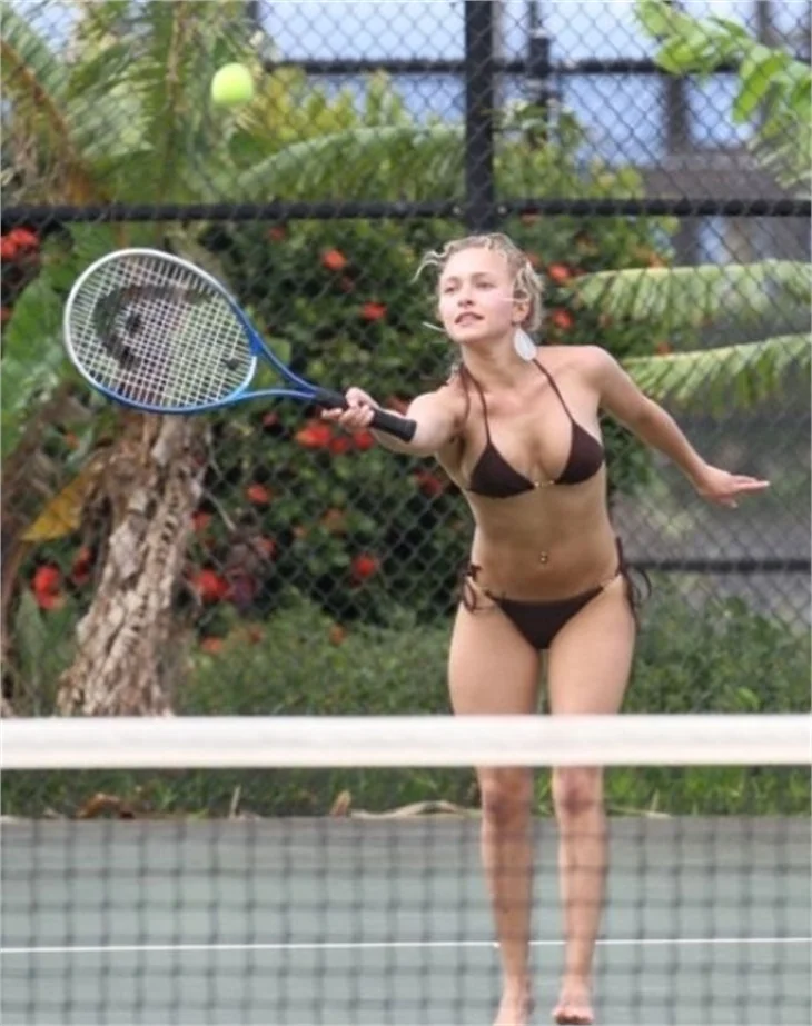 Aktrist Hayden Panettiere, bikiniyle tenis oynadı!