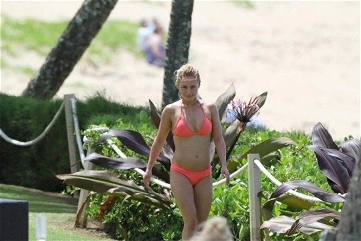 Aktrist Hayden Panettiere, bikiniyle tenis oynadı!