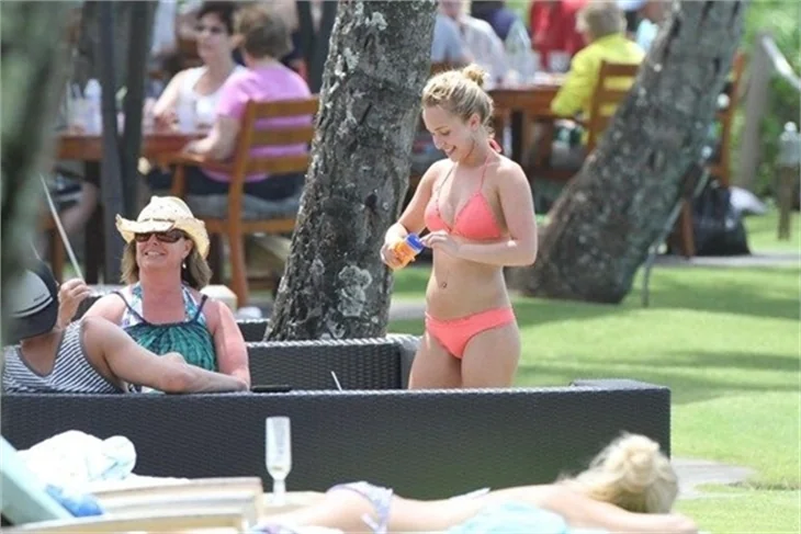 Aktrist Hayden Panettiere, bikiniyle tenis oynadı!