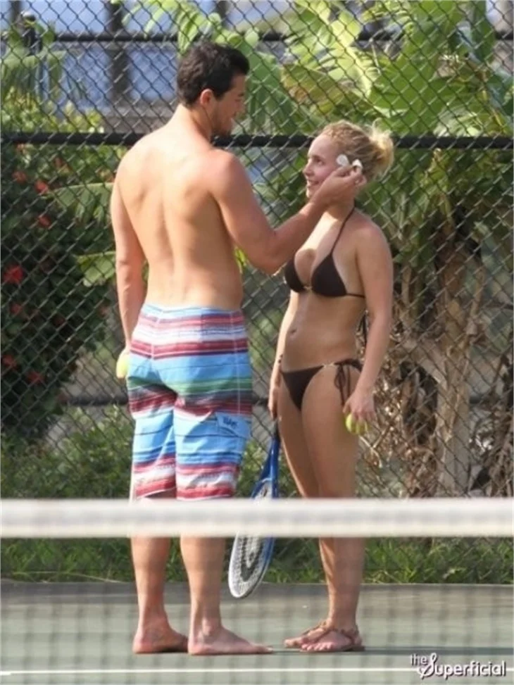 Aktrist Hayden Panettiere, bikiniyle tenis oynadı!