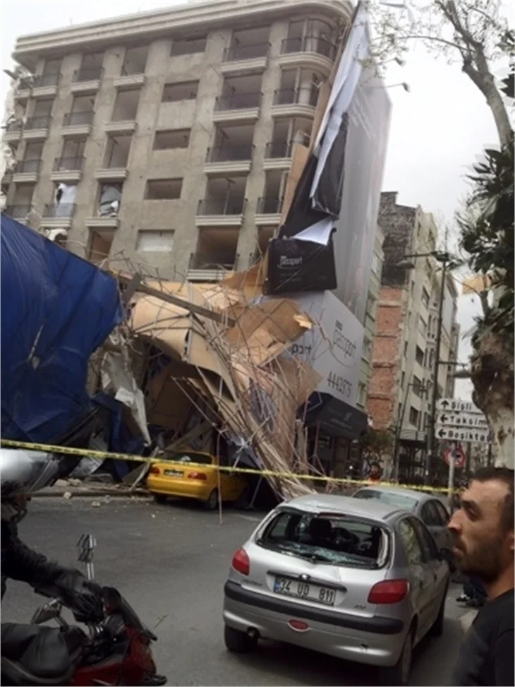 İstanbul şiddetli fırtınaya teslim oldu!