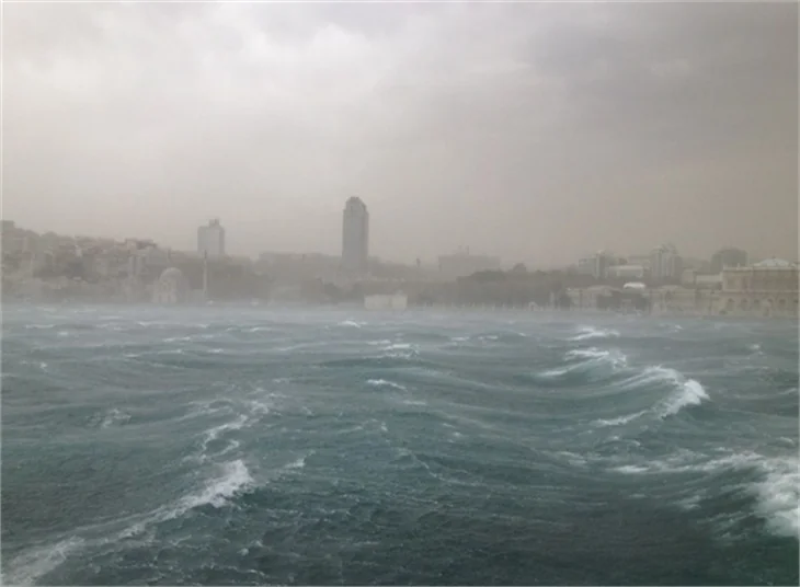 İstanbul şiddetli fırtınaya teslim oldu!