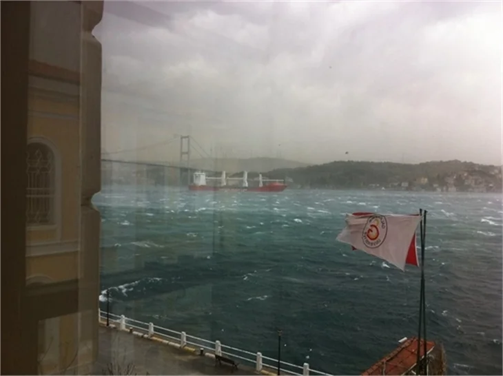 İstanbul şiddetli fırtınaya teslim oldu!