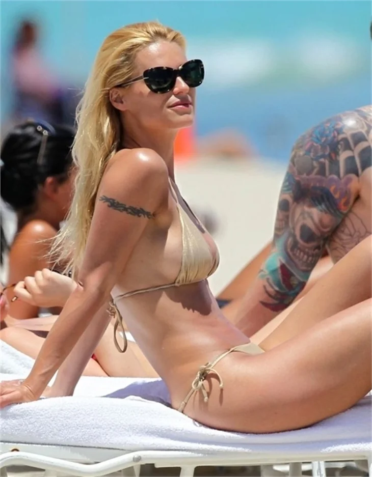 Michelle Hunziker seksi bikinisiyle plajda..