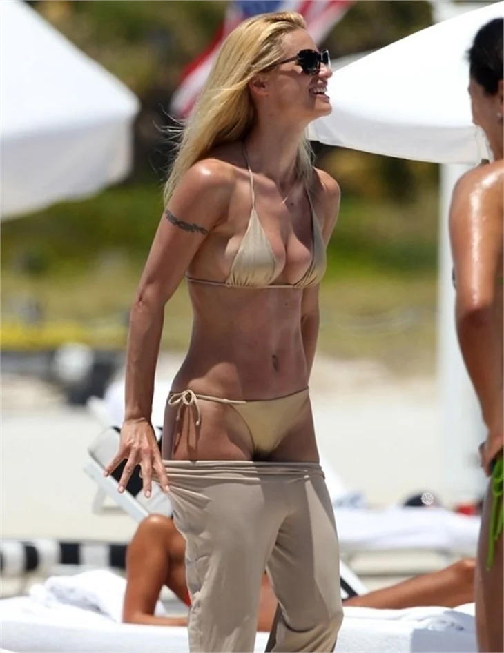 Michelle Hunziker seksi bikinisiyle plajda..