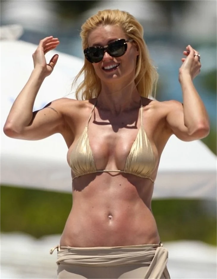 Michelle Hunziker seksi bikinisiyle plajda..
