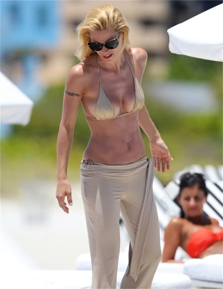 Michelle Hunziker seksi bikinisiyle plajda..