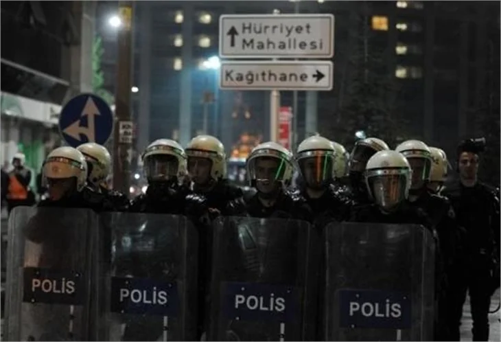 Çağlayan Adliyesi önünde arbede çıktı!