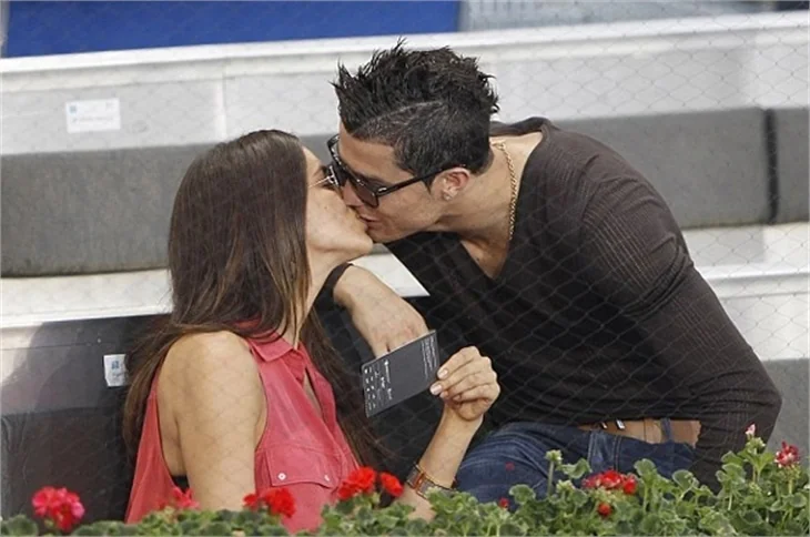 Christiano Ronaldo ve Irina Shayk'in tribün aşkı!