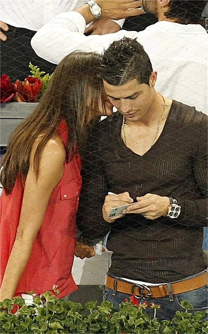 Christiano Ronaldo ve Irina Shayk'in tribün aşkı!