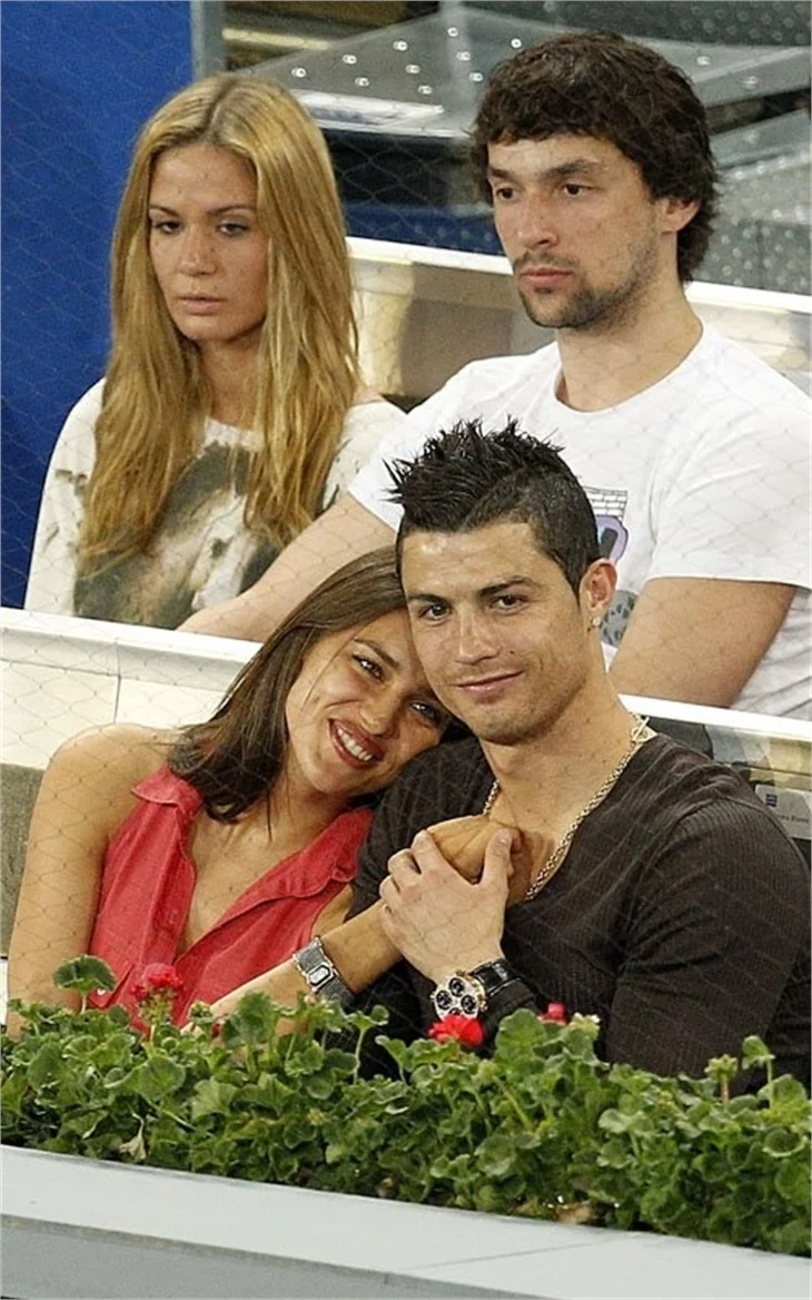 Christiano Ronaldo ve Irina Shayk'in tribün aşkı!