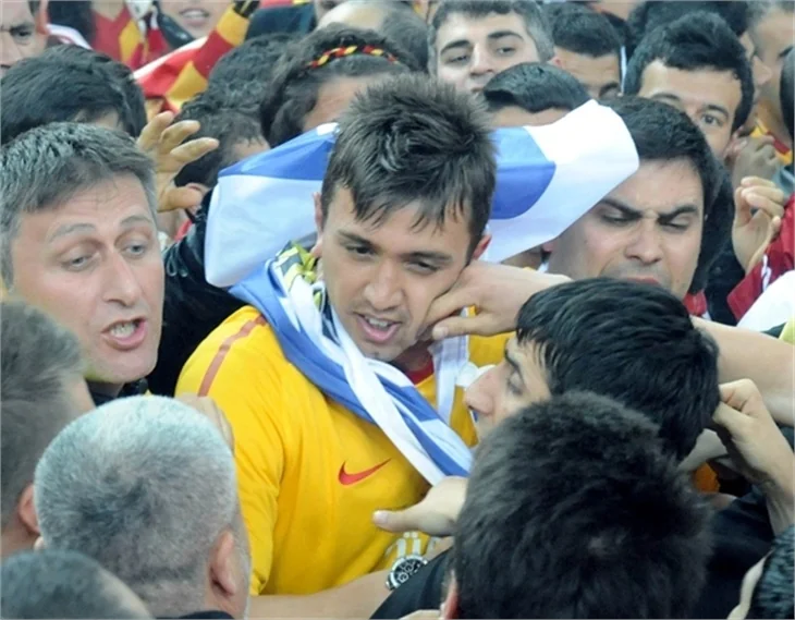 Galatasaray, zaferini taraftarlarıyla birlikte kutladı!