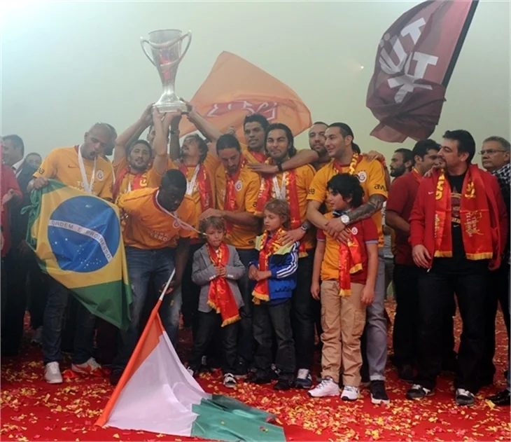 Galatasaray, zaferini taraftarlarıyla birlikte kutladı!