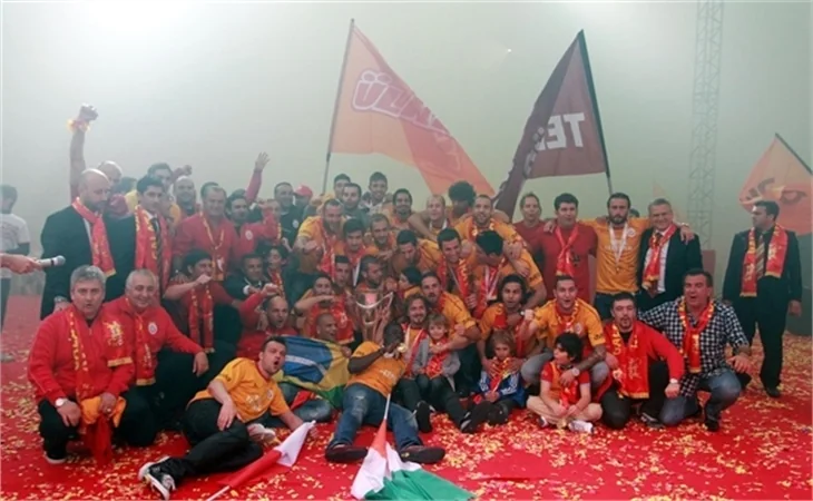 Galatasaray, zaferini taraftarlarıyla birlikte kutladı!