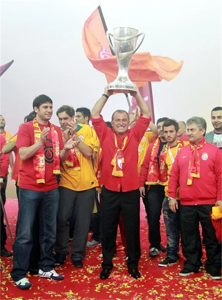 Galatasaray, zaferini taraftarlarıyla birlikte kutladı!