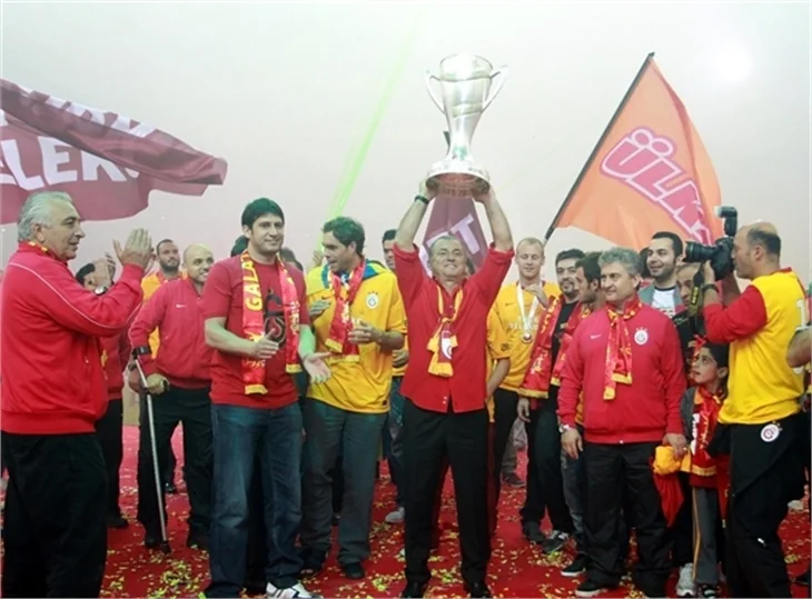 Galatasaray, zaferini taraftarlarıyla birlikte kutladı!
