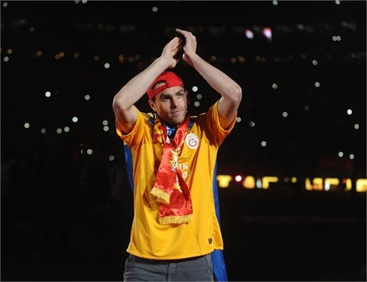 Galatasaray, zaferini taraftarlarıyla birlikte kutladı!
