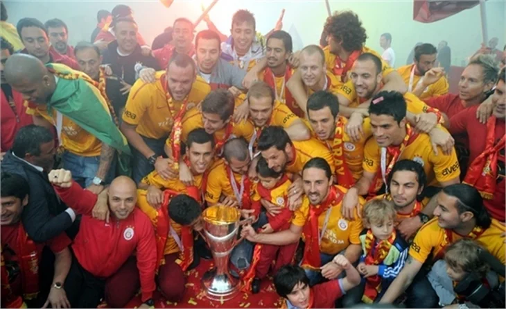 Galatasaray, zaferini taraftarlarıyla birlikte kutladı!