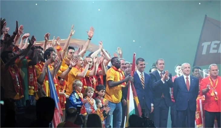 Galatasaray, zaferini taraftarlarıyla birlikte kutladı!