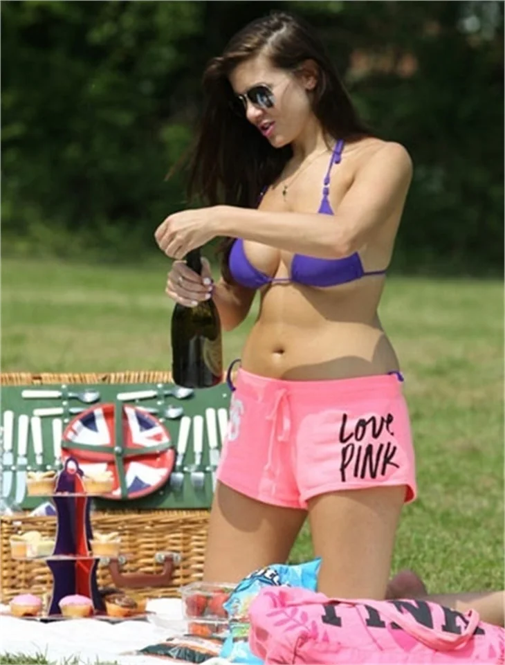 Imogen Thomas'ın şampanyalı piknik keyfi...