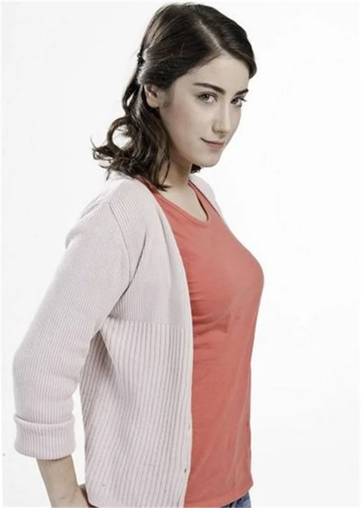HAZAL KAYA YENİ DİZİSİ HAKKINDA SIR VERMİYOR!