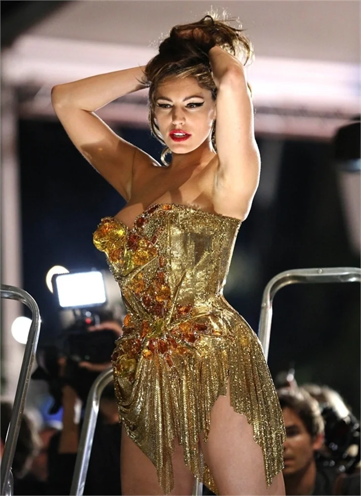 Kelly Brook poz verirken kendinden geçti...