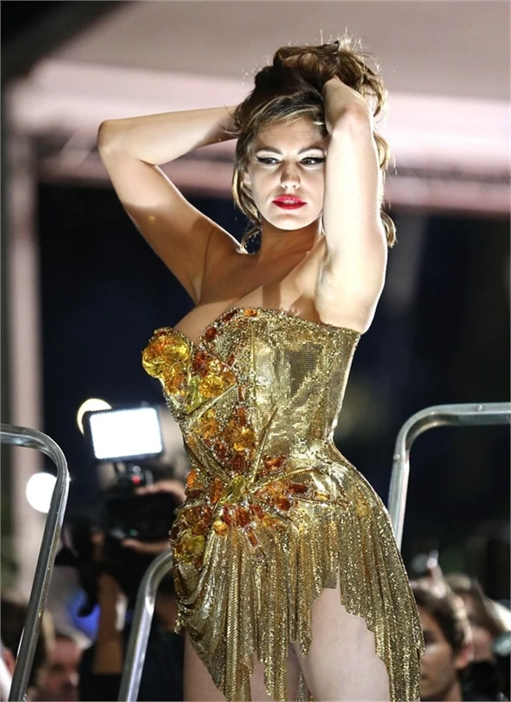 Kelly Brook poz verirken kendinden geçti...