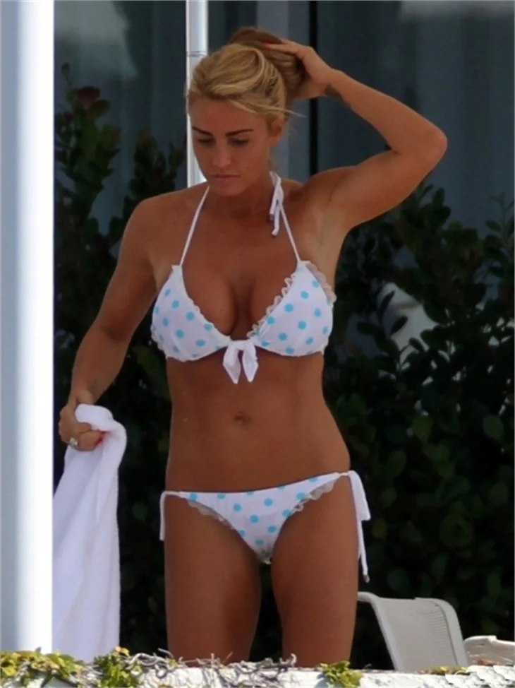 Katie Price beyaz bikinisiyle Miami'de...