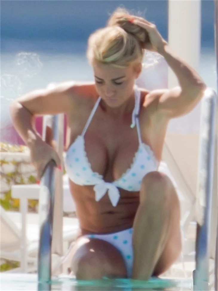 Katie Price beyaz bikinisiyle Miami'de...