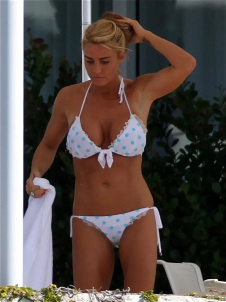 Katie Price beyaz bikinisiyle Miami'de...