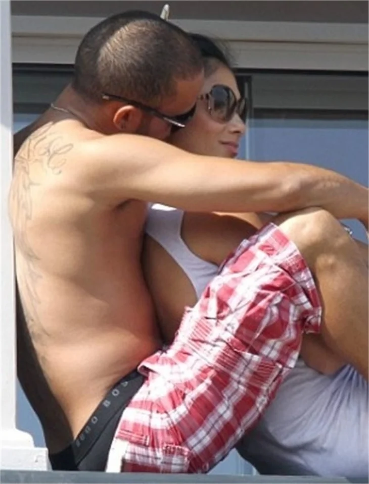 Scherzinger ile Hamilton Plajda aşk tazeledi...
