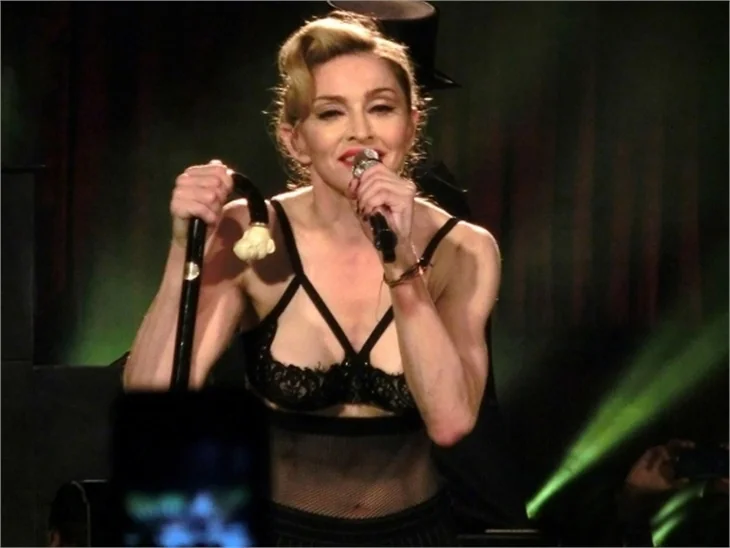 Madonna'dan kışkırtıcı pozlar..