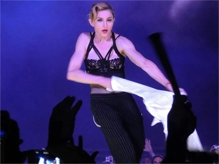 Madonna'dan kışkırtıcı pozlar..