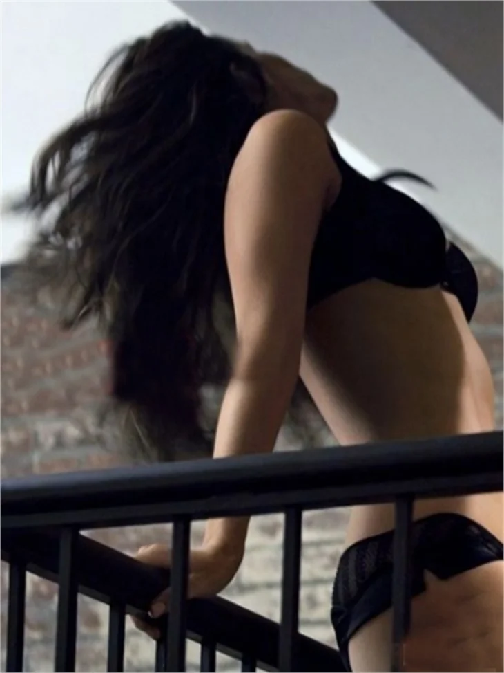 Kate Beckinsale Esquire Dergisi’ne özel pozlar verdi