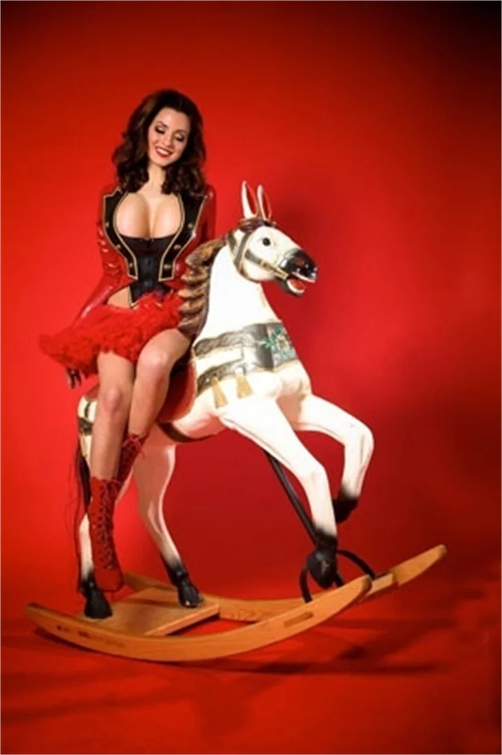 Jordan Carver çalışma odasında soyundu!