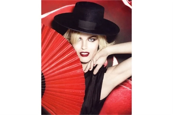 Eva Herzigova, objektiflerin karşısında…