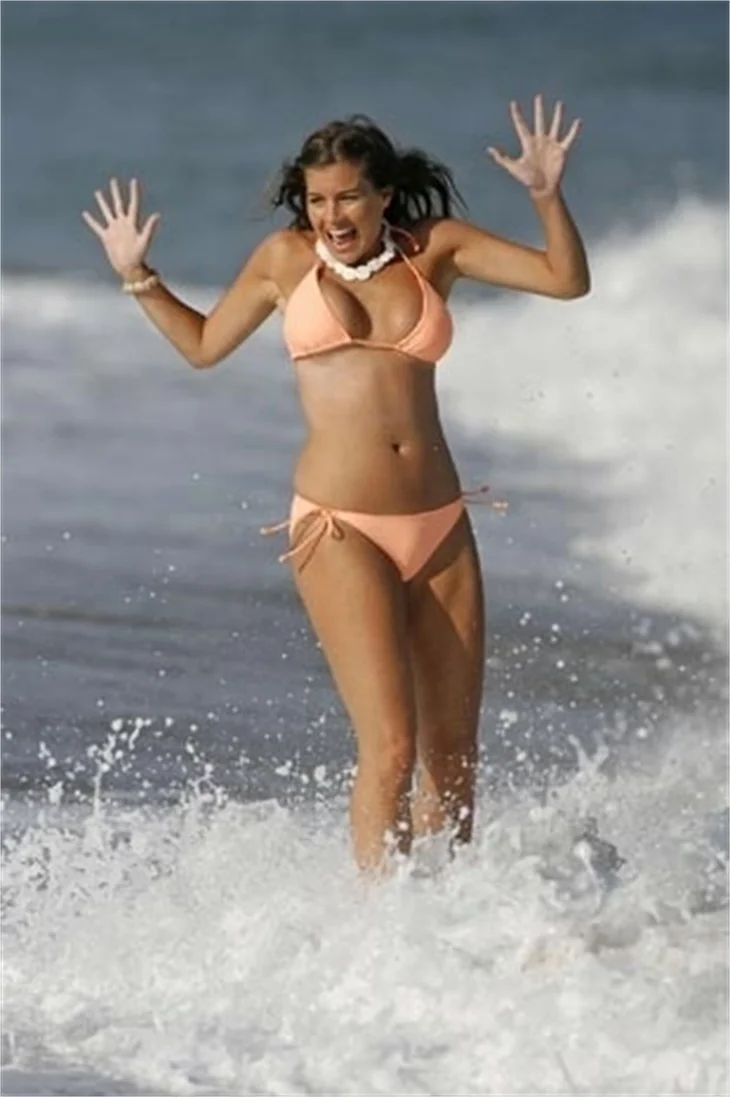 Imogen Thomas Hawaii'de arkadaşlarıyla beraber eğlendi