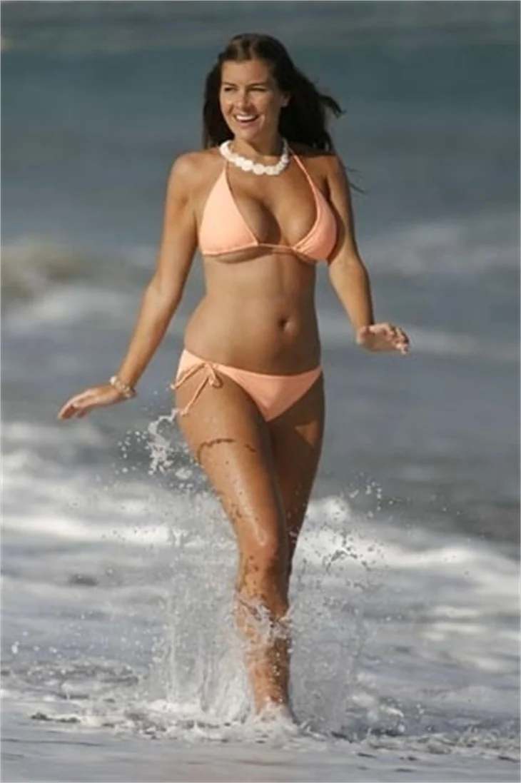 Imogen Thomas Hawaii'de arkadaşlarıyla beraber eğlendi