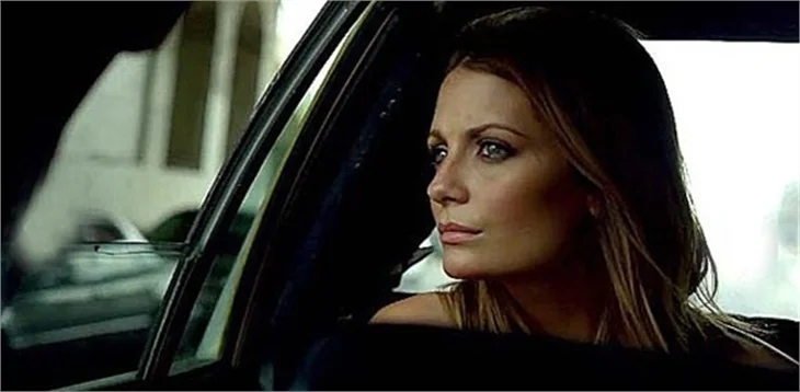 Mischa Barton sokakta yarı çıplak