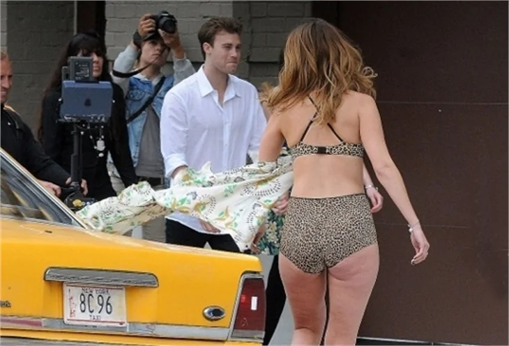 Mischa Barton sokakta yarı çıplak