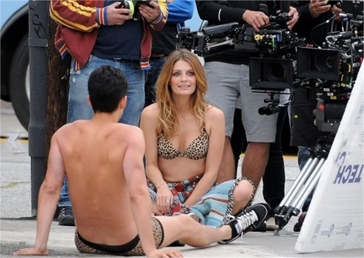 Mischa Barton sokakta yarı çıplak