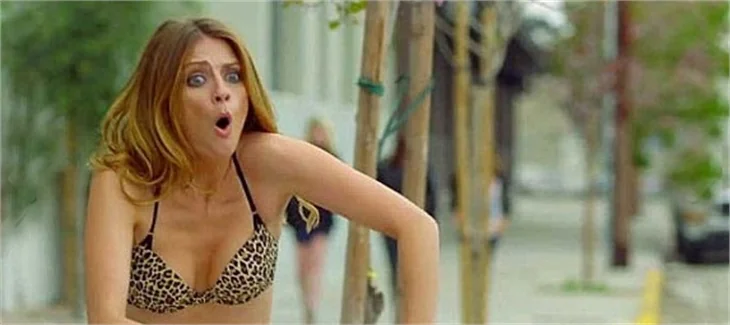 Mischa Barton sokakta yarı çıplak