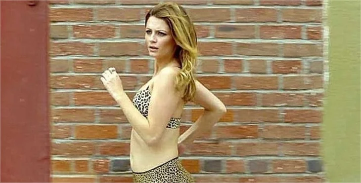 Mischa Barton sokakta yarı çıplak