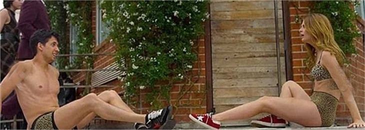 Mischa Barton sokakta yarı çıplak