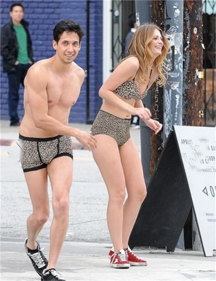 Mischa Barton sokakta yarı çıplak